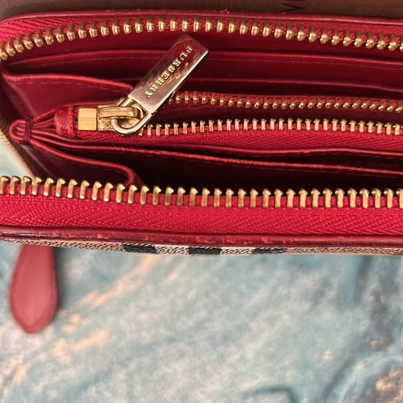 ❌❌ NOT AVAILABLE ❌❌ Beautiful Burberry Zippy Wallet - Picture 8 of 9
